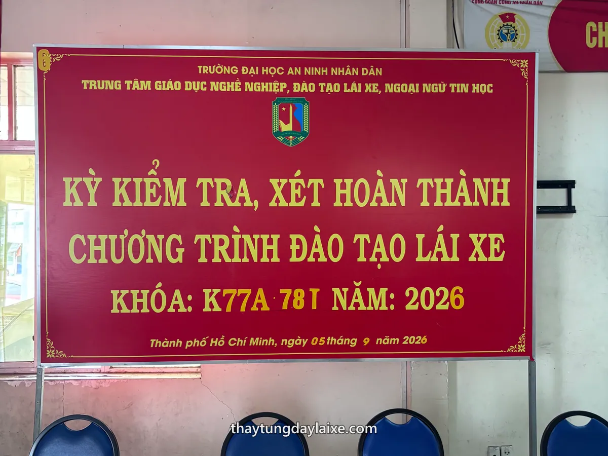 Phông đỏ ghi "Kỳ kiểm tra, xét hoàn thành chương trình đào tạo lái xe" khóa K77A · 78T năm 2026, của Trung tâm Giáo dục nghề nghiệp, Đào tạo lái xe, Ngoại ngữ Tin học — Trường Đại học An ninh Nhân dân