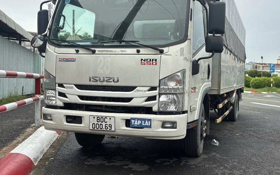 Xe tải tập lái hạng C1 gắn biển TẬP LÁI, đỗ tại sân tập của trung tâm