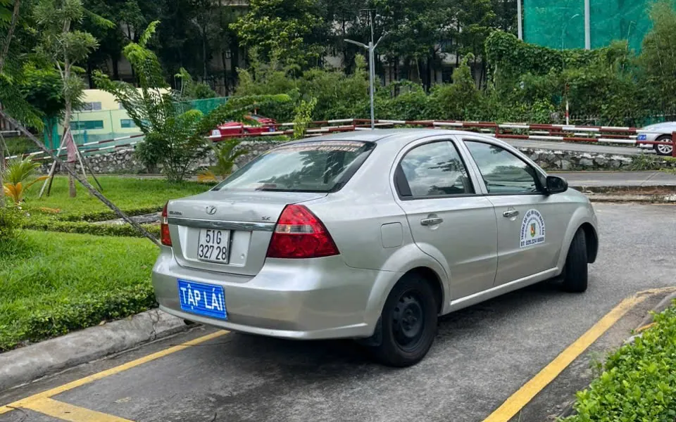 Xe tập lái đỗ gọn trong ô kẻ vạch tại sân tập, dùng cho bài ghép xe