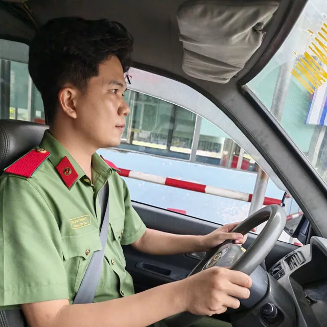 Học viên ngồi ghế lái trong buổi thực hành tại trung tâm