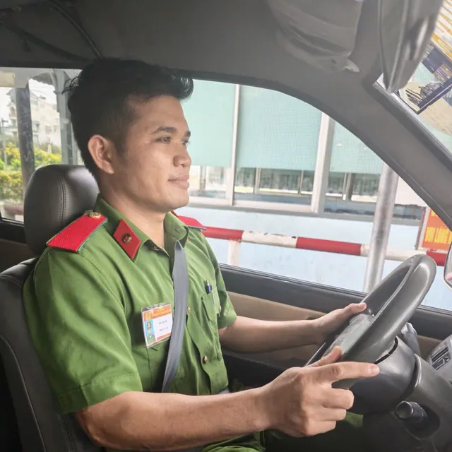 Học viên ngồi ghế lái trong buổi thực hành tại trung tâm