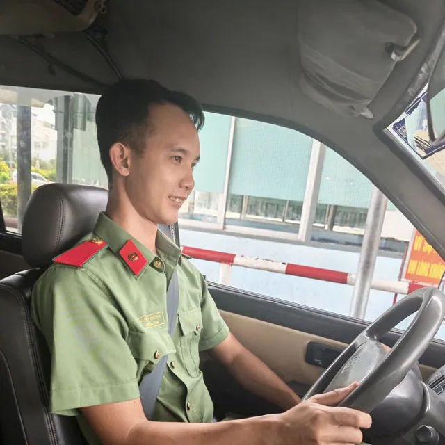 Học viên ngồi ghế lái trong buổi thực hành tại trung tâm
