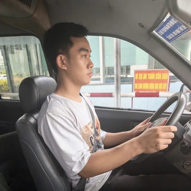 Học viên ngồi ghế lái trong buổi thực hành tại trung tâm