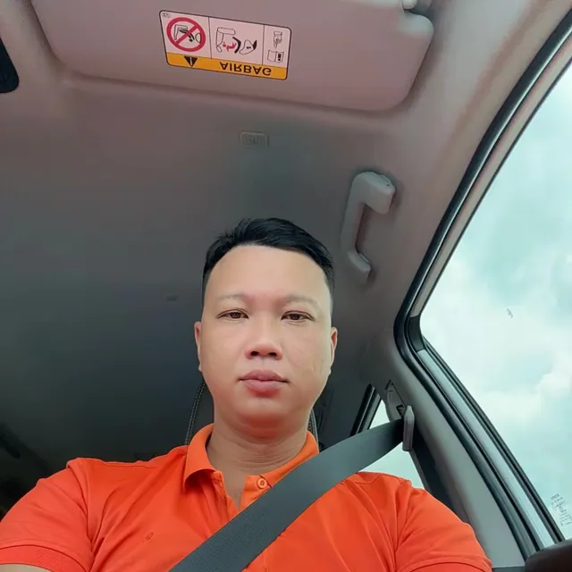 Học viên ngồi ghế lái trong buổi thực hành tại trung tâm