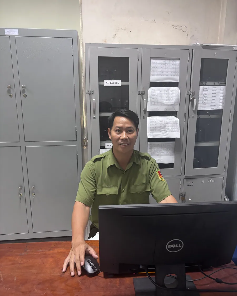 Chân dung Thầy Tùng tại phòng làm việc trong trung tâm